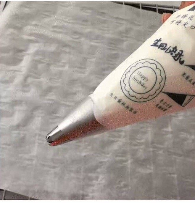酸奶溶豆,将切拌好的溶液装进裱花袋内,再点溶豆的时候烤箱预热100度10分钟