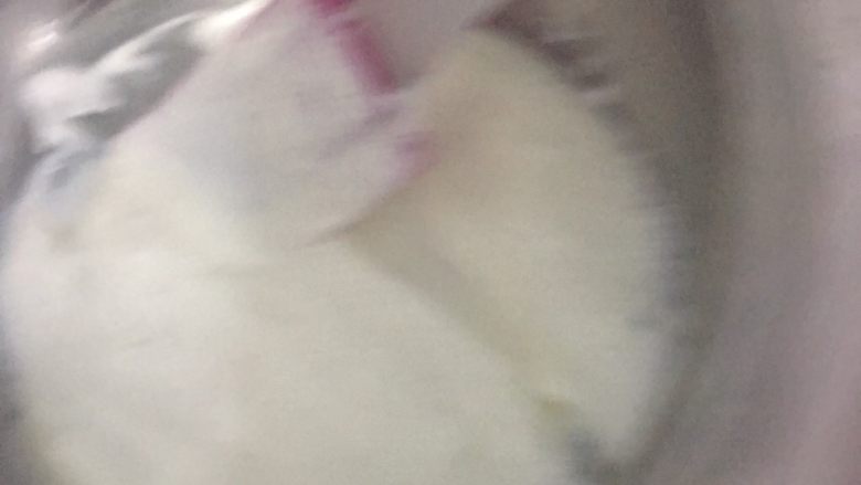 酸奶溶豆,切半,切半均匀,速度要快太不容易消泡