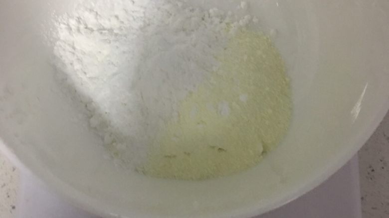 酸奶溶豆,奶粉和淀粉称重(我这是省事就直接加入了没过筛,过筛细腻点)