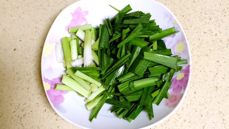 腊肠炒香干,<a style='color:red;display:inline-block;' href='/shicai/ 3348'>青蒜</a>洗净切长段,蒜叶和蒜白分开。