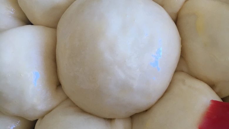培根芝士面包,表面刷蛋液,花心点点白芝麻