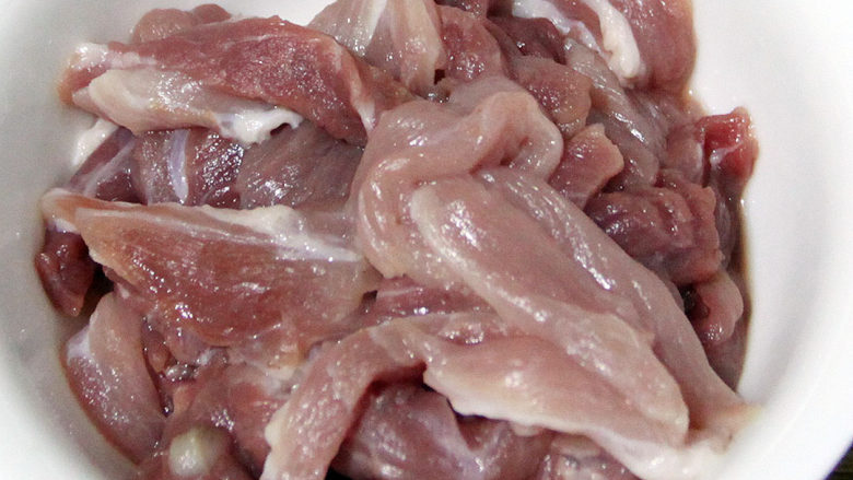 韭黄炒三丝,猪肉切丝