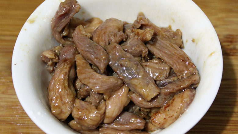 韭黄炒三丝,猛火热锅,倒入少许生油,把肉丝倒入锅内炒至半熟上碟备用