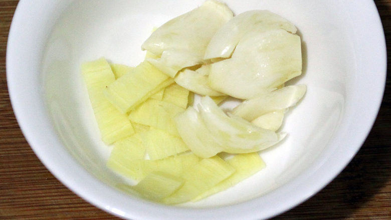 韭黄炒三丝,<a style='color:red;display:inline-block;' href='/shicai/ 2795'>蒜头</a>去皮，用刀背压碎，<a style='color:red;display:inline-block;' href='/shicai/ 2800'>生姜</a>切片