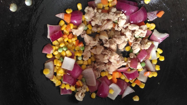 鸡肉咖喱饭,洋葱稍微变色下鸡肉块翻炒,到洋葱透明了加适量热水没过食材。