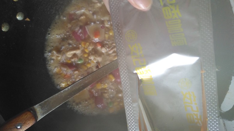 鸡肉咖喱饭,期间加入咖喱块,超市有卖,根据个人口味选辣还是不辣。也可以另外加干辣椒,盐,调味到自己喜欢的口味,加上盖中火闷个十分钟等到汤汁浓稠就可以关火了。
要是水放多了汤太稀就兑一些水淀粉勾个芡就成了。