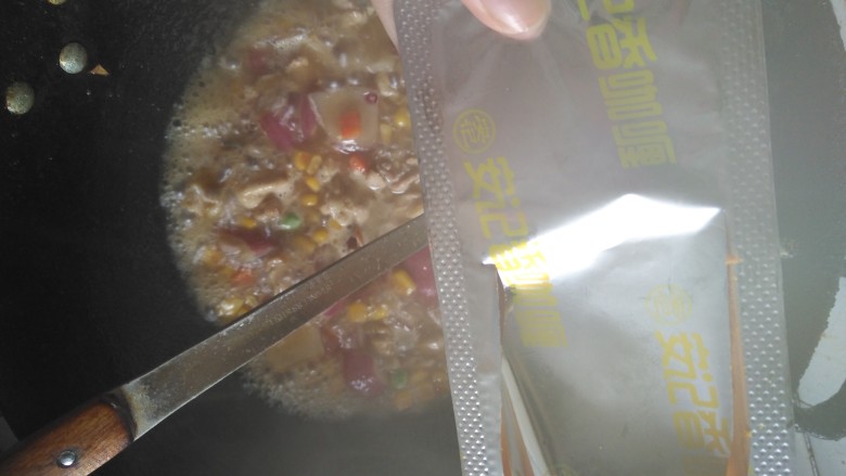 鸡肉咖喱饭,期间加入咖喱块，超市有卖，根据个人口味选辣还是不辣。也可以另外加干辣椒，盐，调味到自己喜欢的口味，加上盖中火闷个十分钟等到汤汁浓稠就可以关火了。

要是水放多了汤太稀就兑一些水淀粉勾个芡就成了。