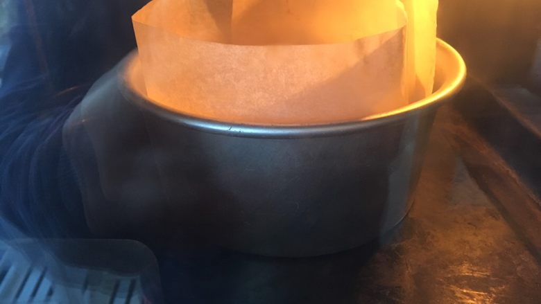 沙拉酱纽纹面包,烤箱预热180度,约20分钟