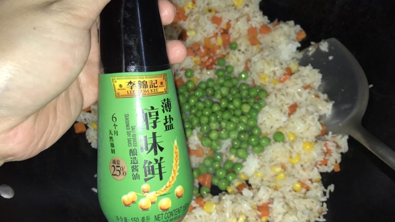 三文鱼三色蔬炒饭,加入李锦记薄盐酱油,炒至饭粒均匀裹上酱油