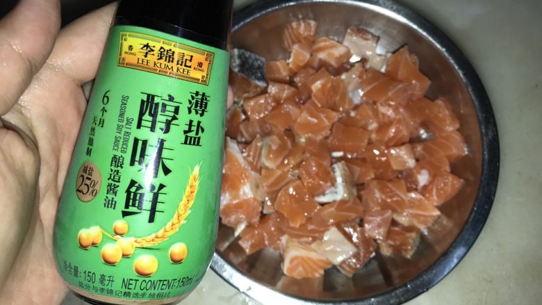 三文鱼三色蔬炒饭,加入油,<a style='color:red;display:inline-block;' href='/shicai/ 718'>料酒</a>,薄盐酱油,淀粉,黑胡椒碎,拌匀后腌制30分钟
