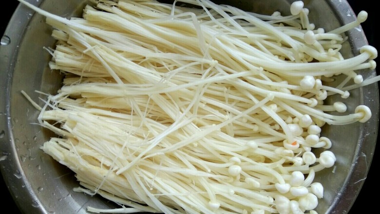 鱼香金针菇,<a style='color:red;display:inline-block;' href='/shicai/ 234'>金针菇</a>去根,弄散,洗净,攥干水份