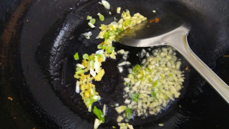 鱼香金针菇,锅中放入适量植物油,爆香葱姜蒜