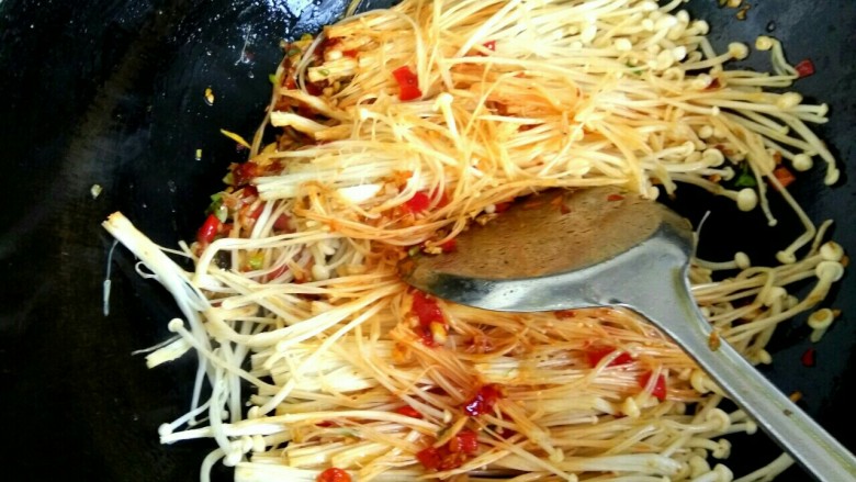 鱼香金针菇,放入金针菇,翻炒至变软