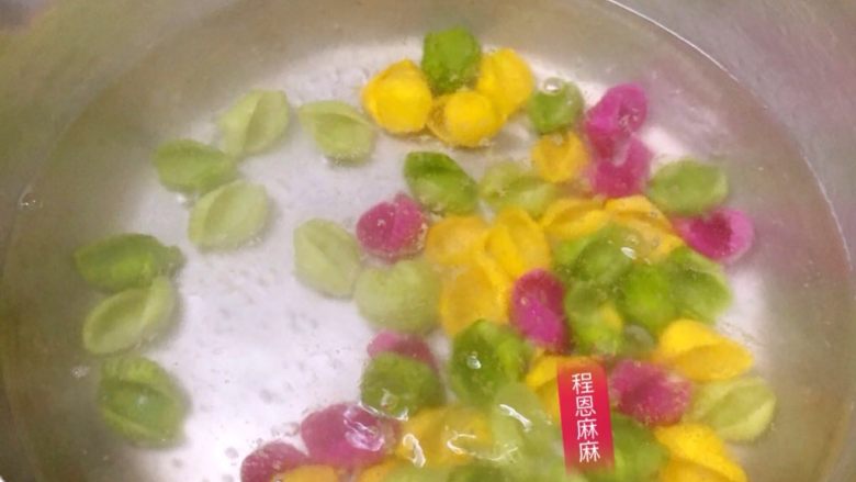 清水煮海螺,清水煮开(锅底冒出小气泡)下入多味海螺面,。