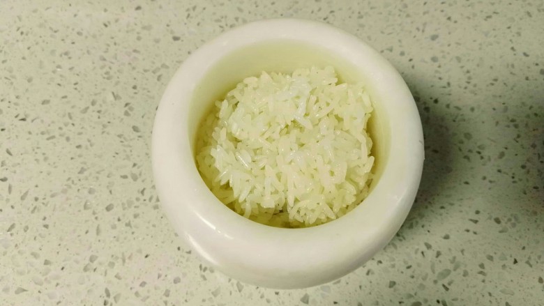 自制年糕,蒸好的糯米,晶莹剔透。看着忍不住想吃一口。
