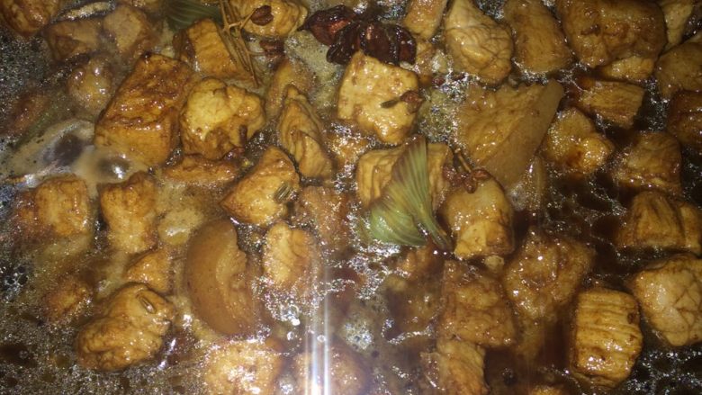 土豆烧肉,加入水,根据自己口味放盐,水没过肉就可以,大火烧开转小火,炖到肉可以用筷子叉开,放入土豆块,锅里水不多就再加点水,翻炒至土豆颜色均匀