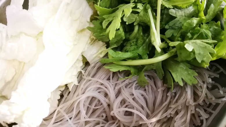 砂锅麻辣烫,大白菜,茼蒿洗净
粉丝泡发
