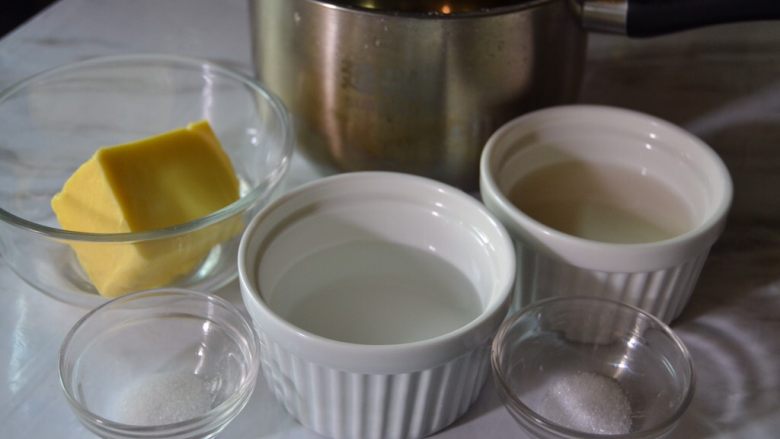 抹茶酥泡芙,冷藏的同时,奶锅里倒入泡芙体材料黄油、食盐、细砂糖、<a style='color:red;display:inline-block;' href='/shicai/ 219'>牛奶</a>