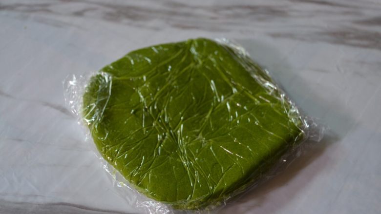 抹茶酥泡芙,用保护膜包裹住,擀成正方形放冰箱冷藏半小时
