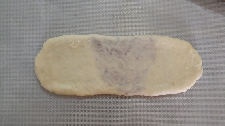 豆沙辫子小吐司,卷好的卷横着放,擀开大概1.5cm厚片。
