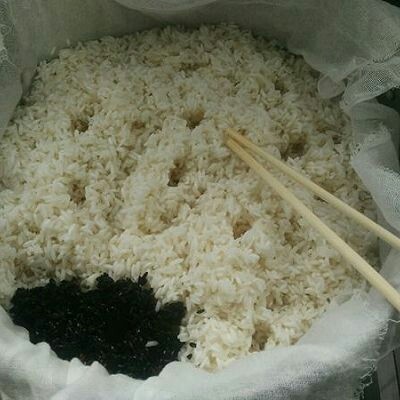 浪漫紫色酒酿,糯米沥干水分,隔水上锅蒸20-25分钟,中间觉得不容易熟可以撒一点水,米蒸的硬一些比较好,切不可过于软烂