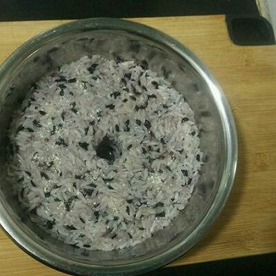 浪漫紫色酒酿,把拌好的米倒入碗中,压实,中间弄个小洞,慢慢倒入一碗凉白开,盖保鲜膜,保温2夜一天,(我用的是被子加暖水袋保温。注意温度不可过高,以免杀死酒曲,30度即可)