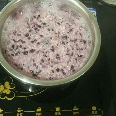 浪漫紫色酒酿,加一点点水煮开以免继续发酵变酸,晾凉冰箱保存