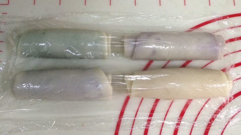 四色螺旋蛋黄酥,盖好保鲜膜,静置15~20分钟。