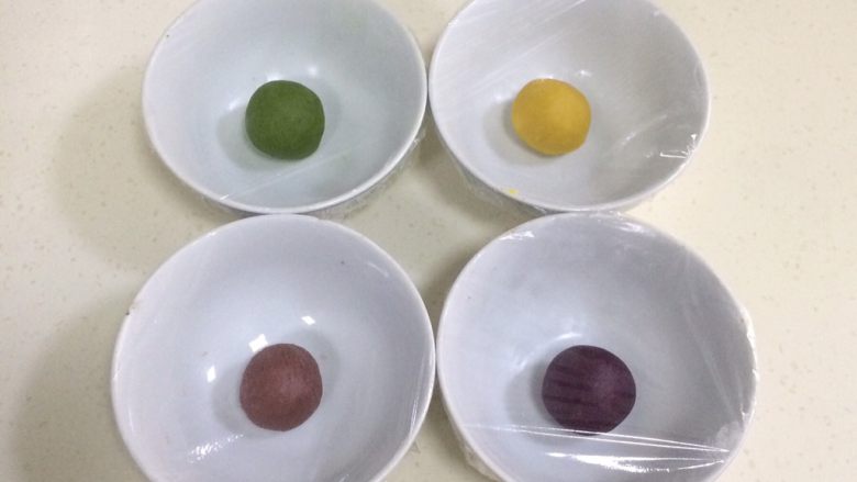 四色螺旋蛋黄酥,用手揉匀成团,若觉得油酥面团比较干,可以适当在添加一点猪油,油酥一定要柔软,请大家按实际情况调整干湿程度。