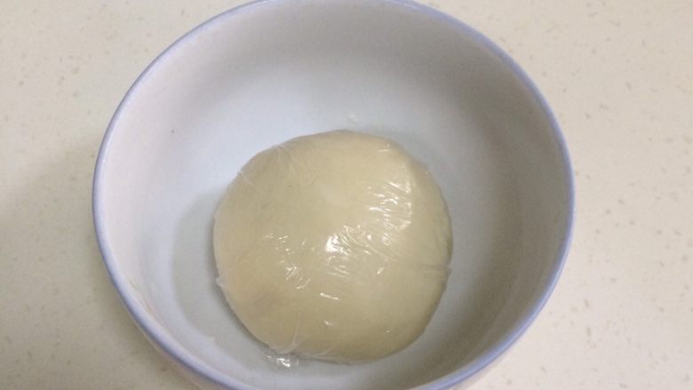 四色螺旋蛋黄酥,揉好的油皮面团用保鲜膜包好,室温静置30分钟。