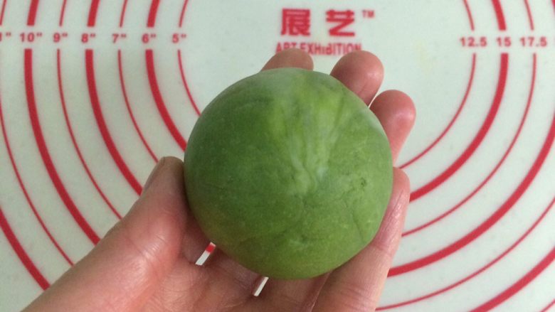 四色螺旋蛋黄酥,包裹完毕,收好口。