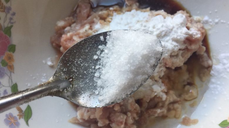 炸春卷(少油版),加入盐。充分拌匀腌制半小时以上。