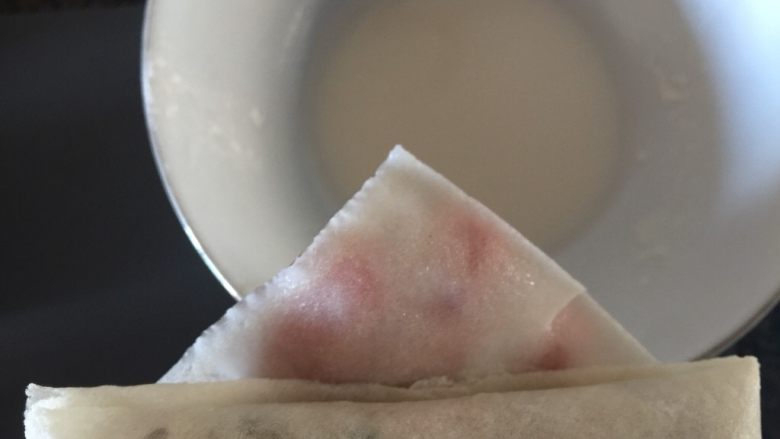 炸春卷(少油版),尾端收口的地方抹上少许面糊水。防止收口松开。