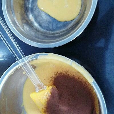长颈鹿花纹蛋糕卷,把蛋黄糊取两勺到另一个碗中,余下的蛋黄糊中加入<a style='color:red;display:inline-block;' href='/shicai/ 920'>可可粉</a>拌匀