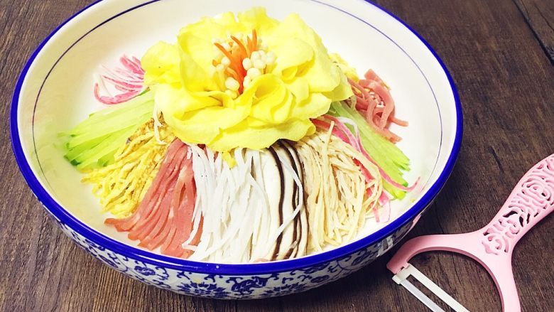 洛阳牡丹燕菜,碗底铺白萝卜丝,再摆上其他丝,用蛋皮做出牡丹花造型。