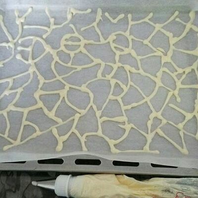长颈鹿花纹蛋糕卷,烤箱170度预热,取四勺蛋白糊到蛋黄糊中切拌均匀,装入裱花袋,在铺好油纸的烤盘中挤出花纹,入烤箱170度烤制5分钟