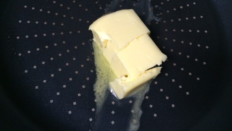 可以拉丝的牛扎饼,黄油入锅,中小火