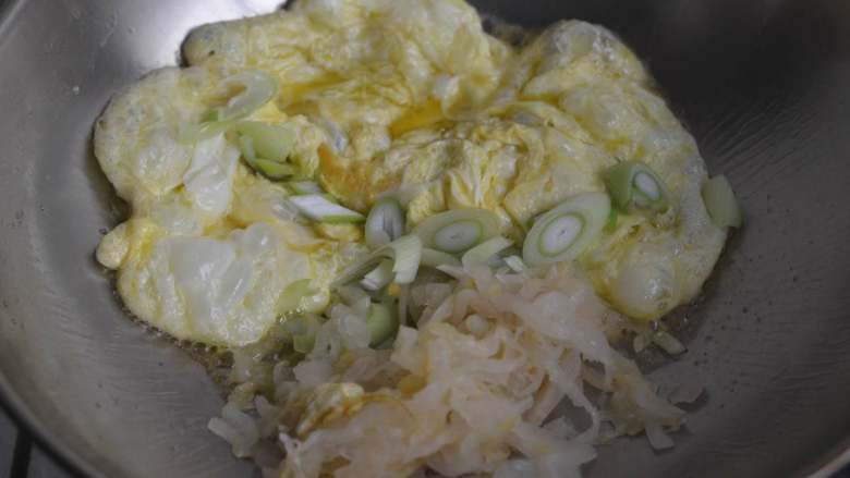 鸡蛋酸菜炒粉丝,酸香开胃特别好吃,炒锅倒油烧热,淋蛋液炒定型。放上<a style='color:red;display:inline-block;' href='/shicai/ 3361'>酸菜</a>,葱姜碎。