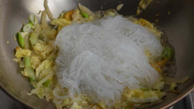 鸡蛋酸菜炒粉丝,酸香开胃特别好吃,下入粉丝。