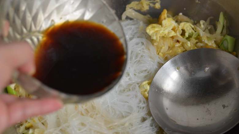 鸡蛋酸菜炒粉丝,酸香开胃特别好吃,浇入生抽老抽汁。