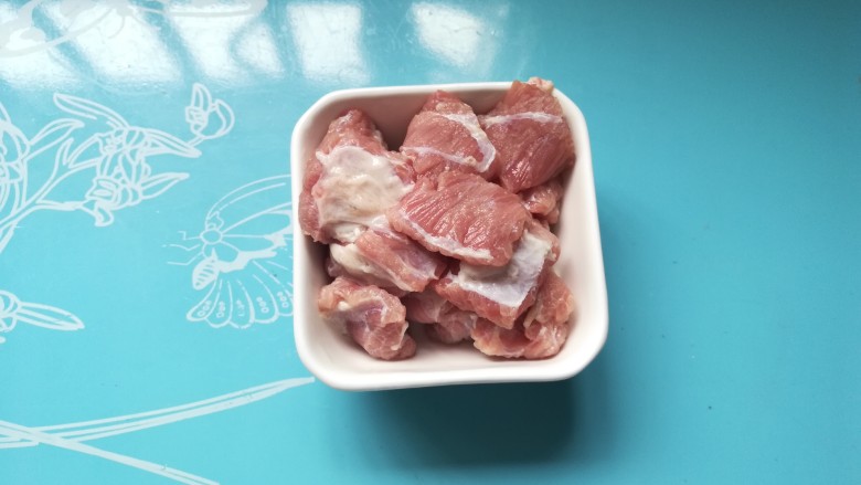 土豆香菇牛腩汤,牛腩洗净,切成小块备用