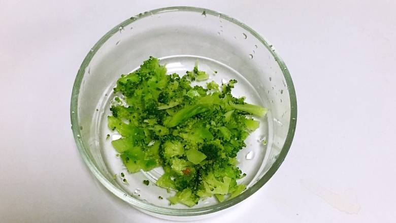 宝宝午餐肉,. 将焯好的西兰花切成小块。