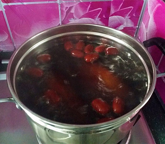 #为家乡菜爆灯#红枣糯米藕,大火煮开后转小火再煮半小时,取出红枣以防破皮影响美观