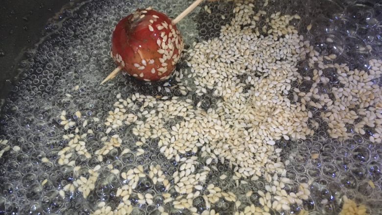 冰糖葫芦,山楂迅速入锅里,转下。