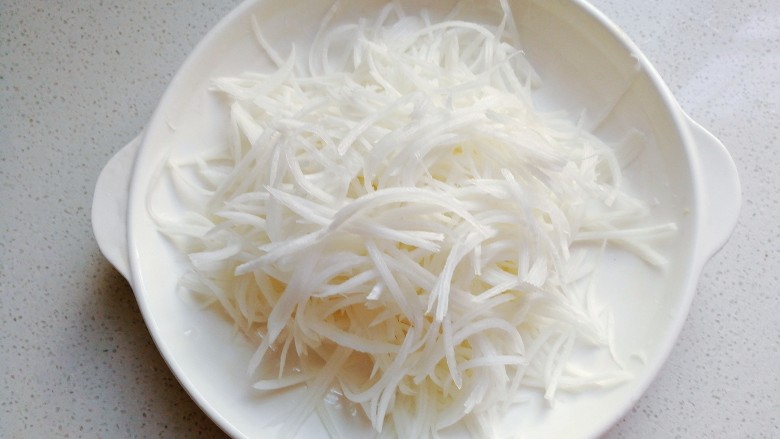 香菇肉包子,<a style='color:red;display:inline-block;' href='/shicai/ 26'>白萝卜</a>一个去皮,擦成萝卜丝;
