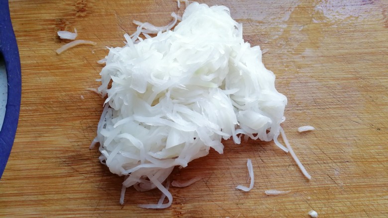 香菇肉包子,然后把萝卜丝的水份尽量挤干;