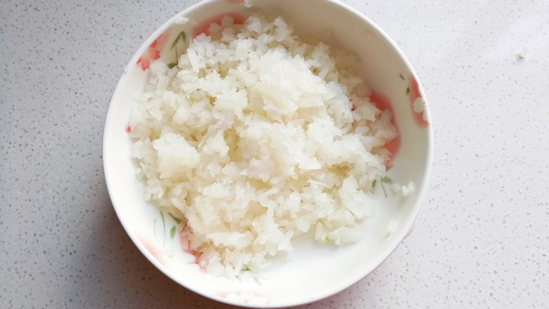香菇肉包子,再把萝卜丝切成末备用;