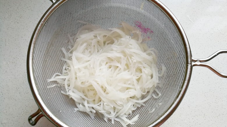 香菇肉包子,焯好后倒入网筛中过凉水冲洗一下;