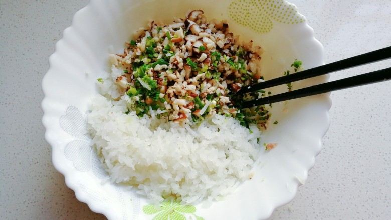 香菇肉包子,接着将萝卜末,葱末,香菇末全都放入肉末中;