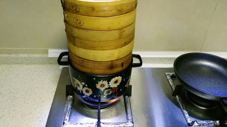 自酿米酒,水开后放米,大火蒸40到50分钟。